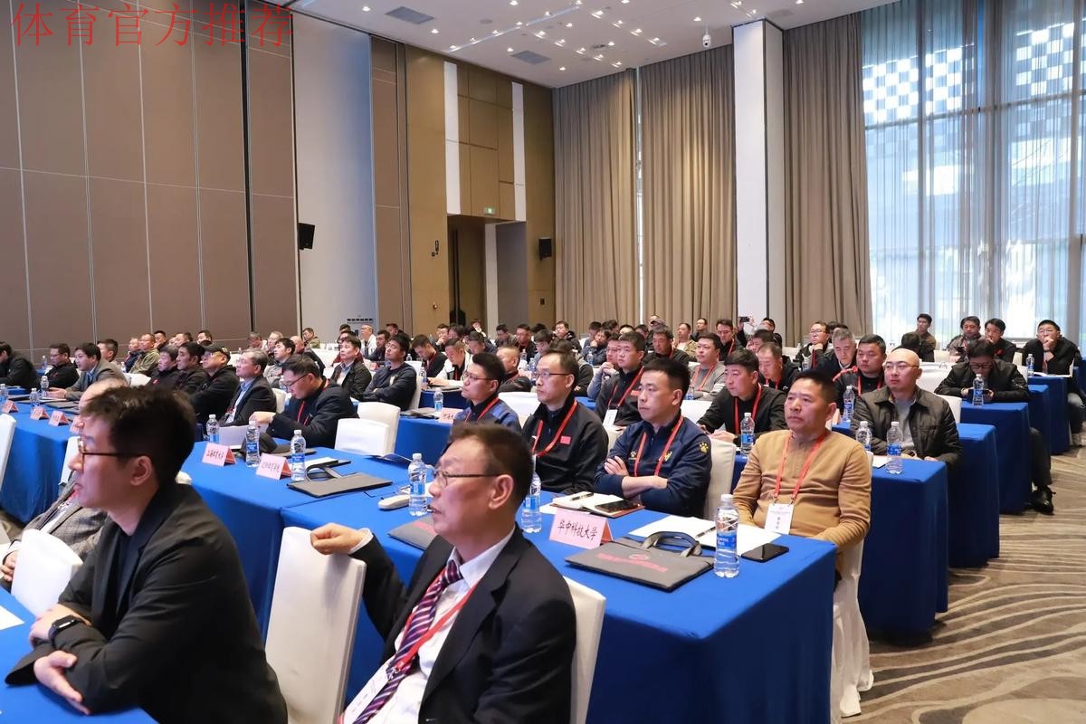 [组图]会员大会进行分组讨论 与会代表为足球改革发展献计献策